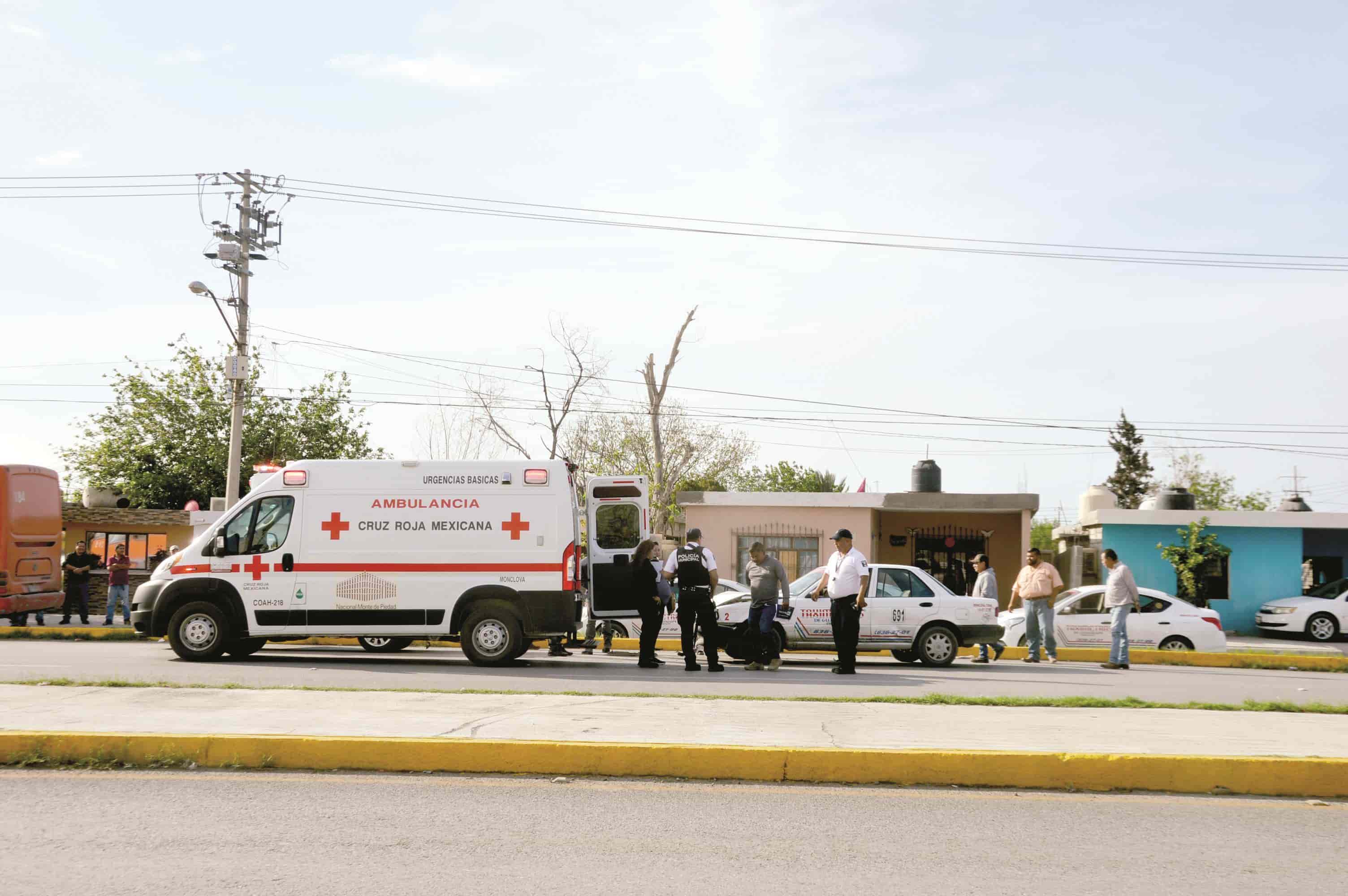 Embarra taxi contra colega