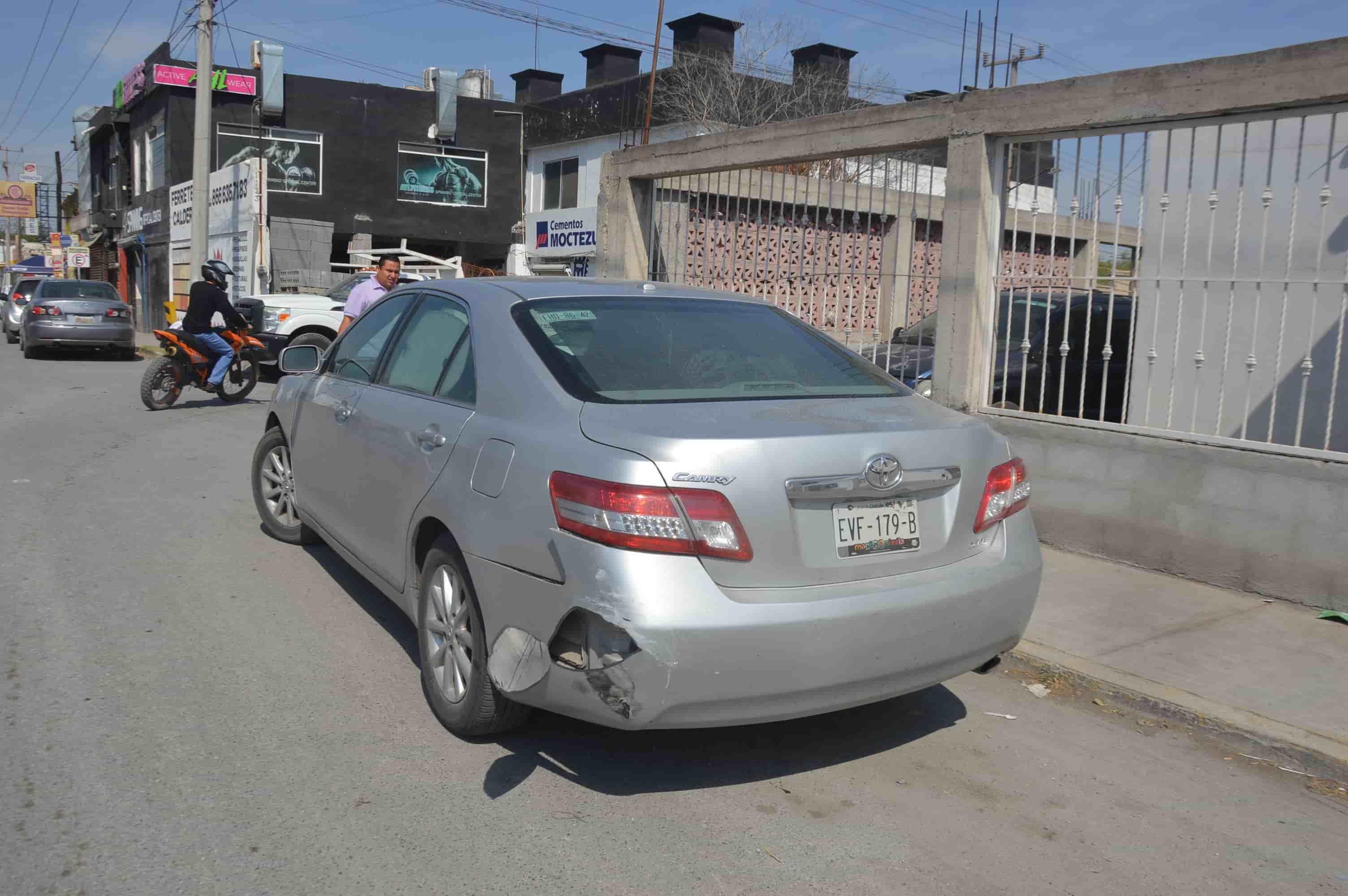 Le pega a en Toyota