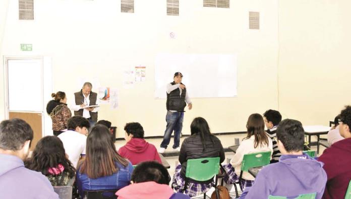 Llevan pláticas a estudiantes