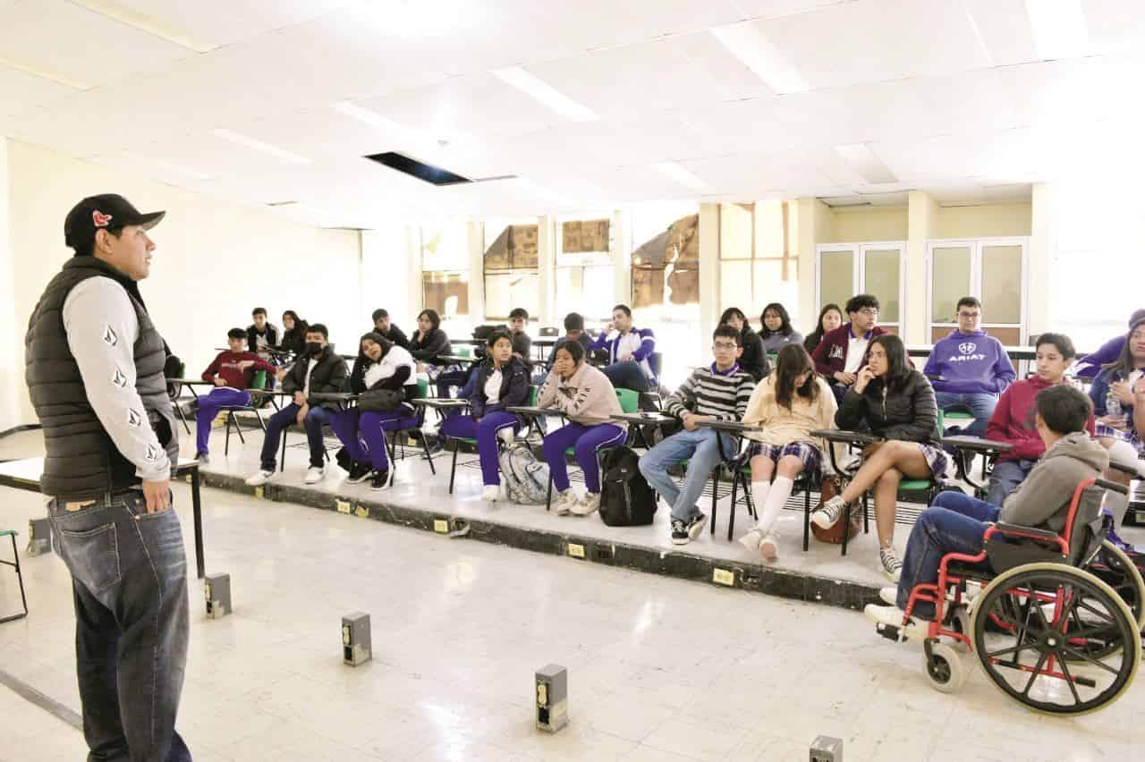 Llevan pláticas a estudiantes