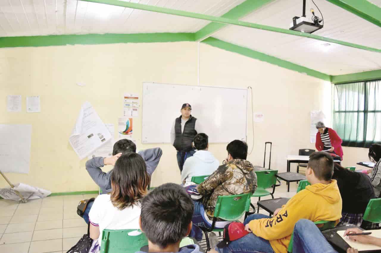 Llevan pláticas a estudiantes