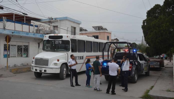 Le pega a camioneta con camión de SESA