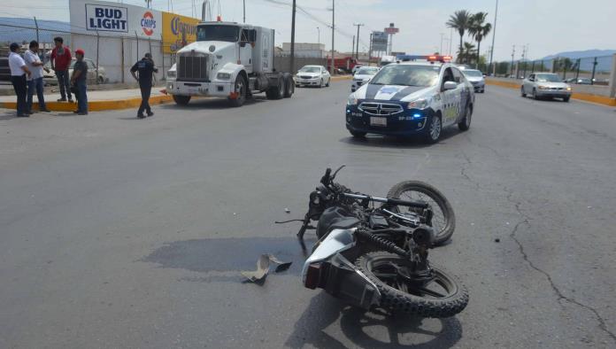 Se le atraviesa a motociclista