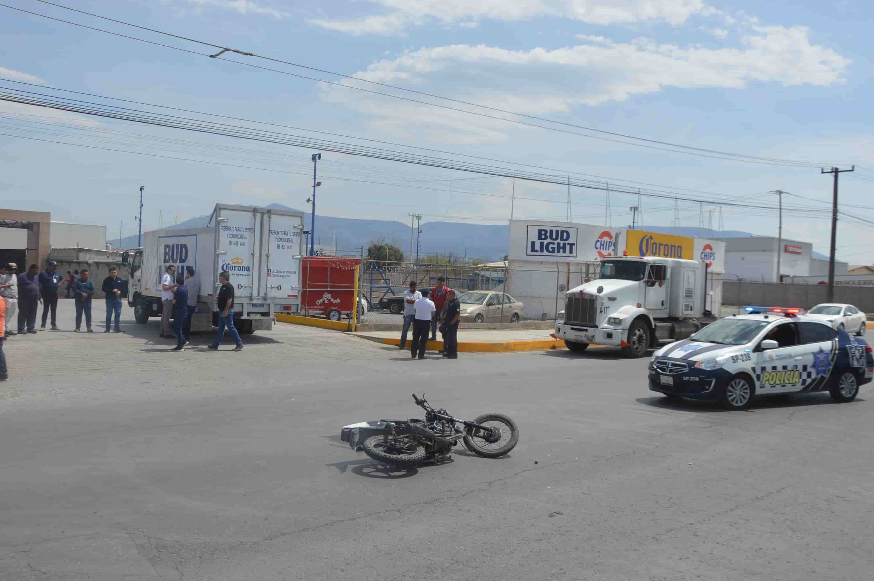Se le atraviesa a motociclista