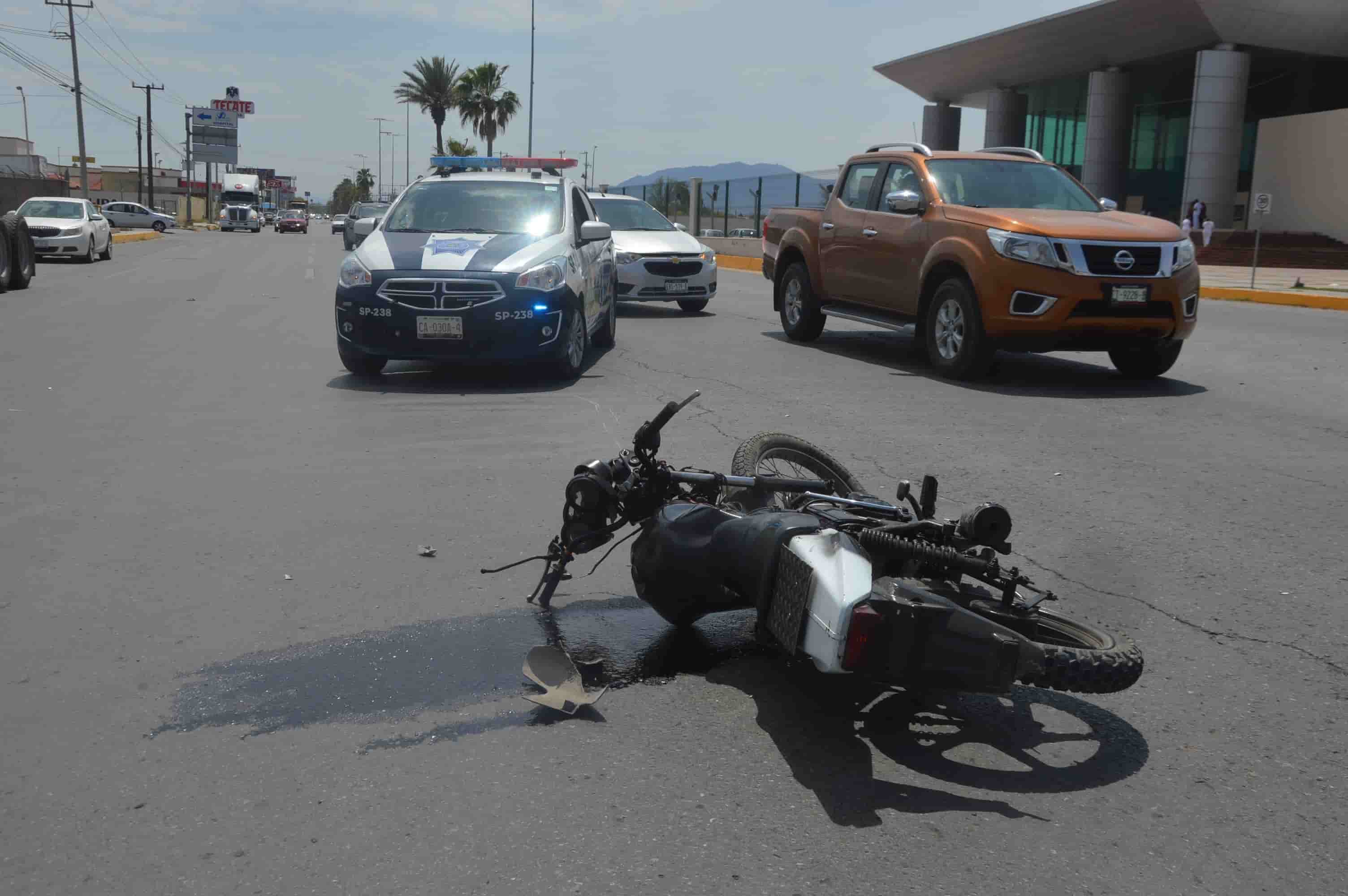 Se le atraviesa a motociclista
