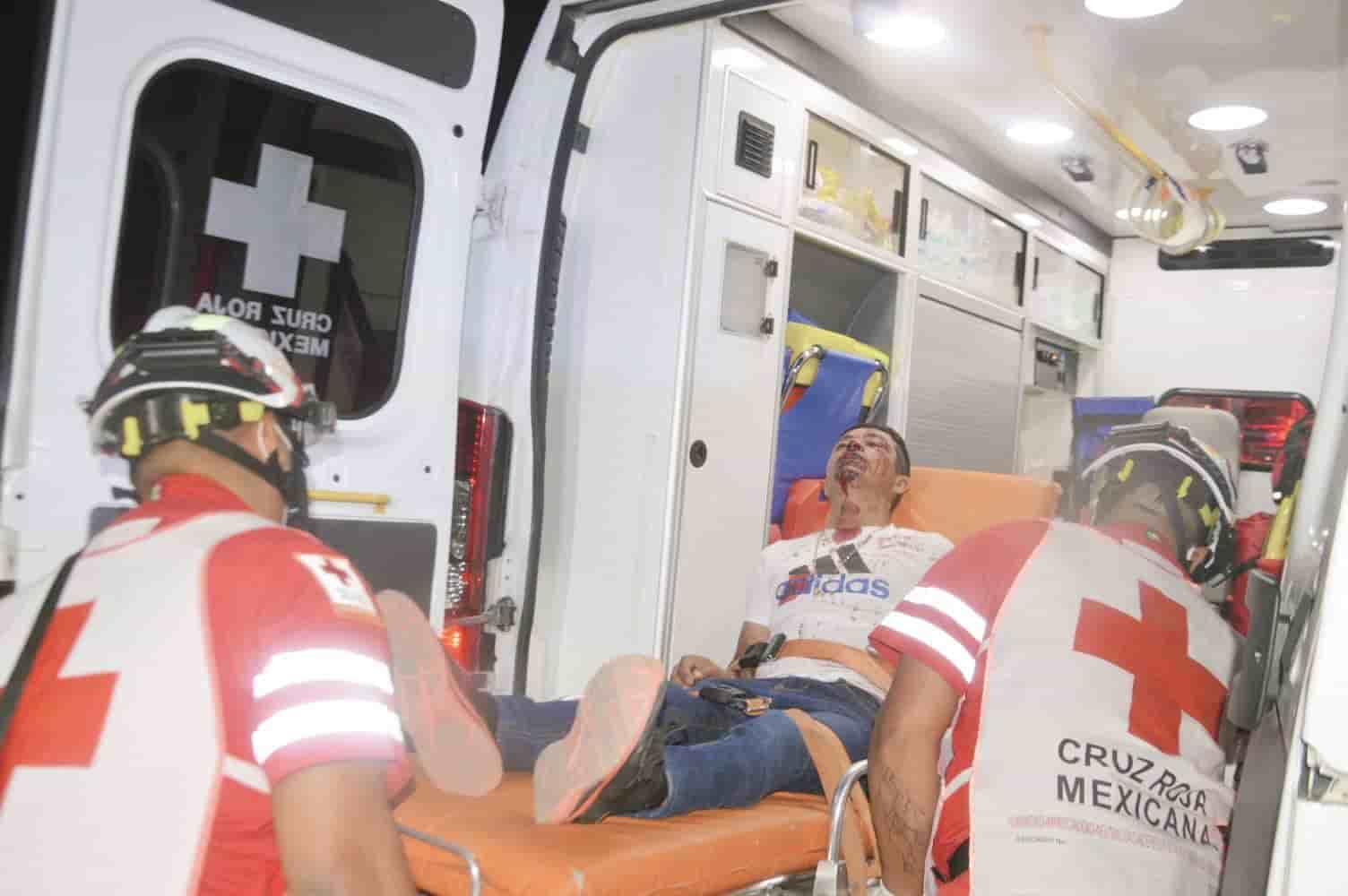 Choca moto,la arrastra y le dan golpiza