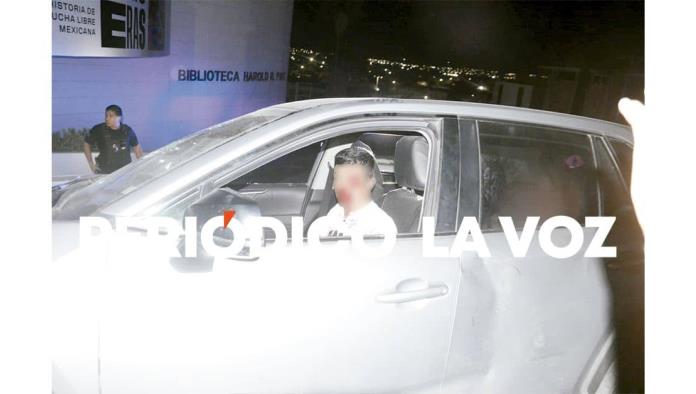 Choca moto,la arrastra y le dan golpiza