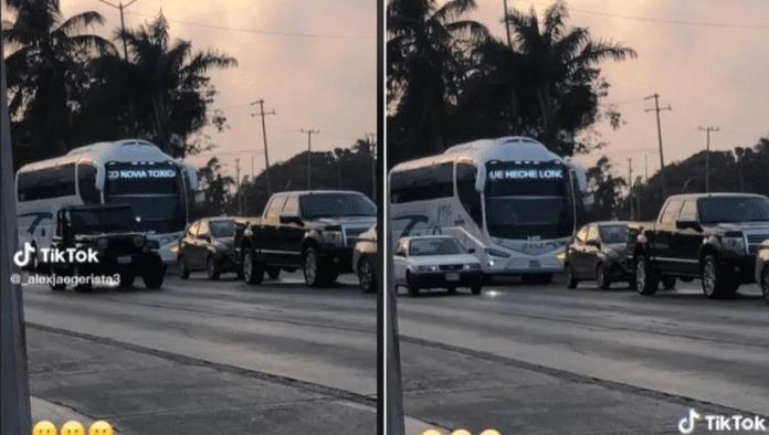 Chofer usa letrero de autobús para buscar novia tóxica que eche lonche