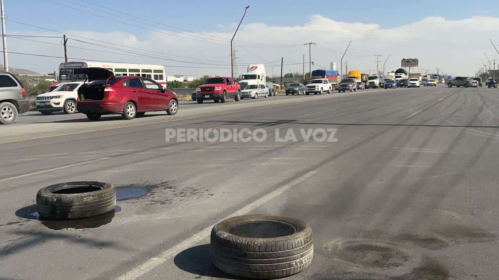 Toman trabajadores de AHMSA la Carretera 57
