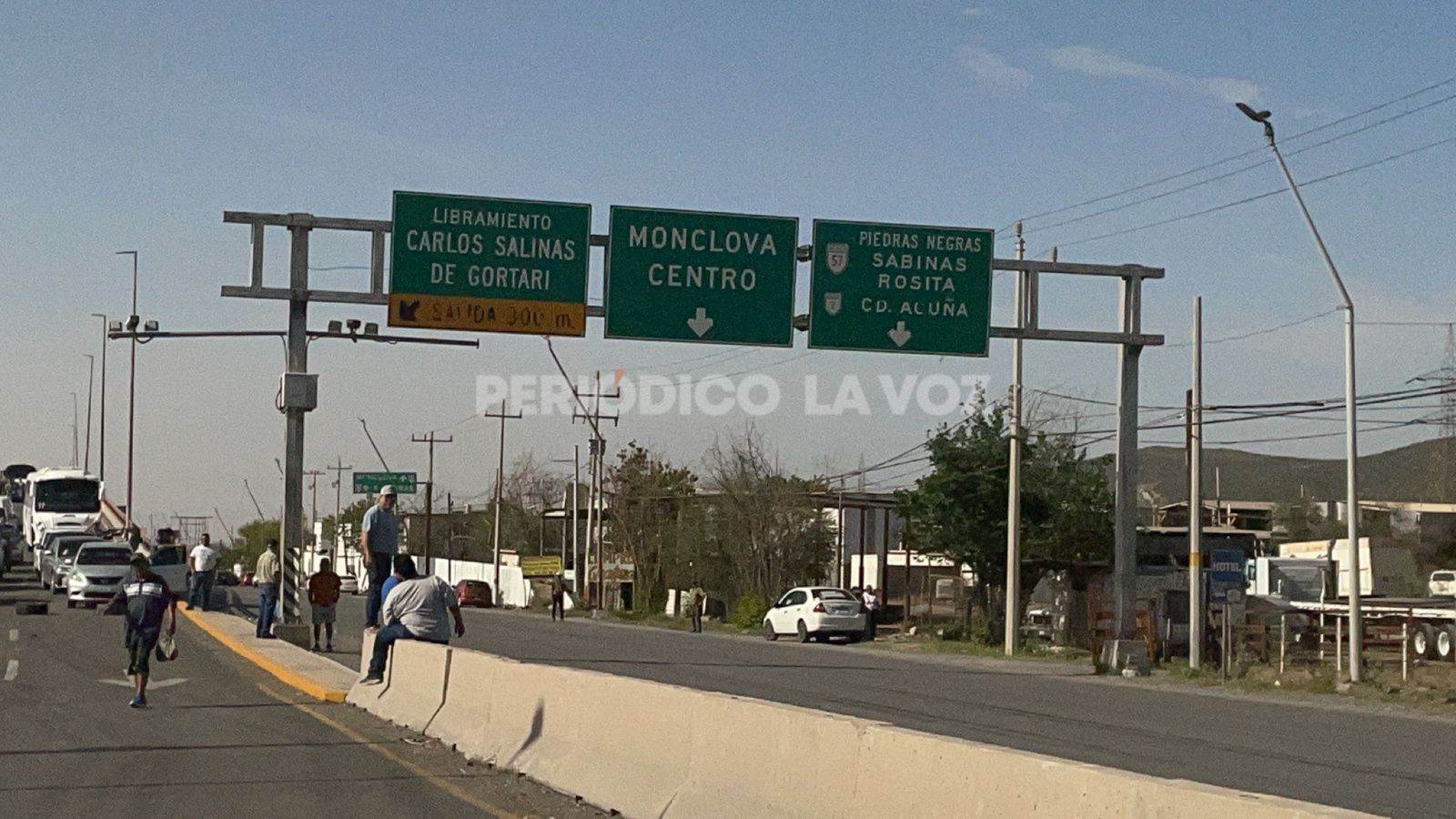Toman trabajadores de AHMSA la Carretera 57
