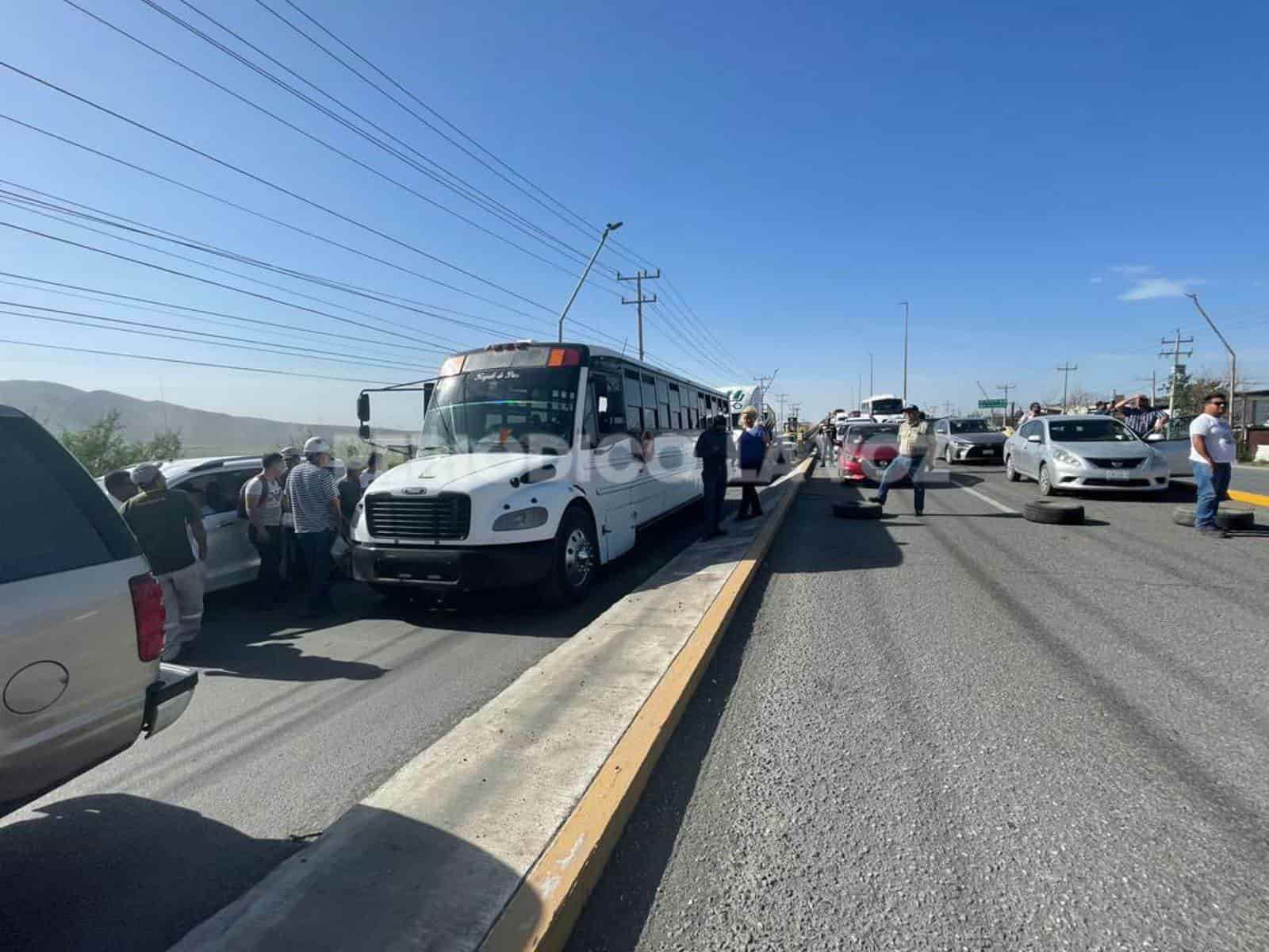 Toman trabajadores de AHMSA la Carretera 57