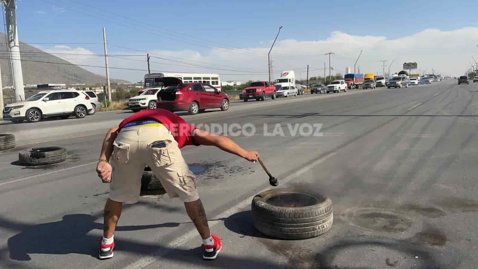 Toman trabajadores de AHMSA la Carretera 57