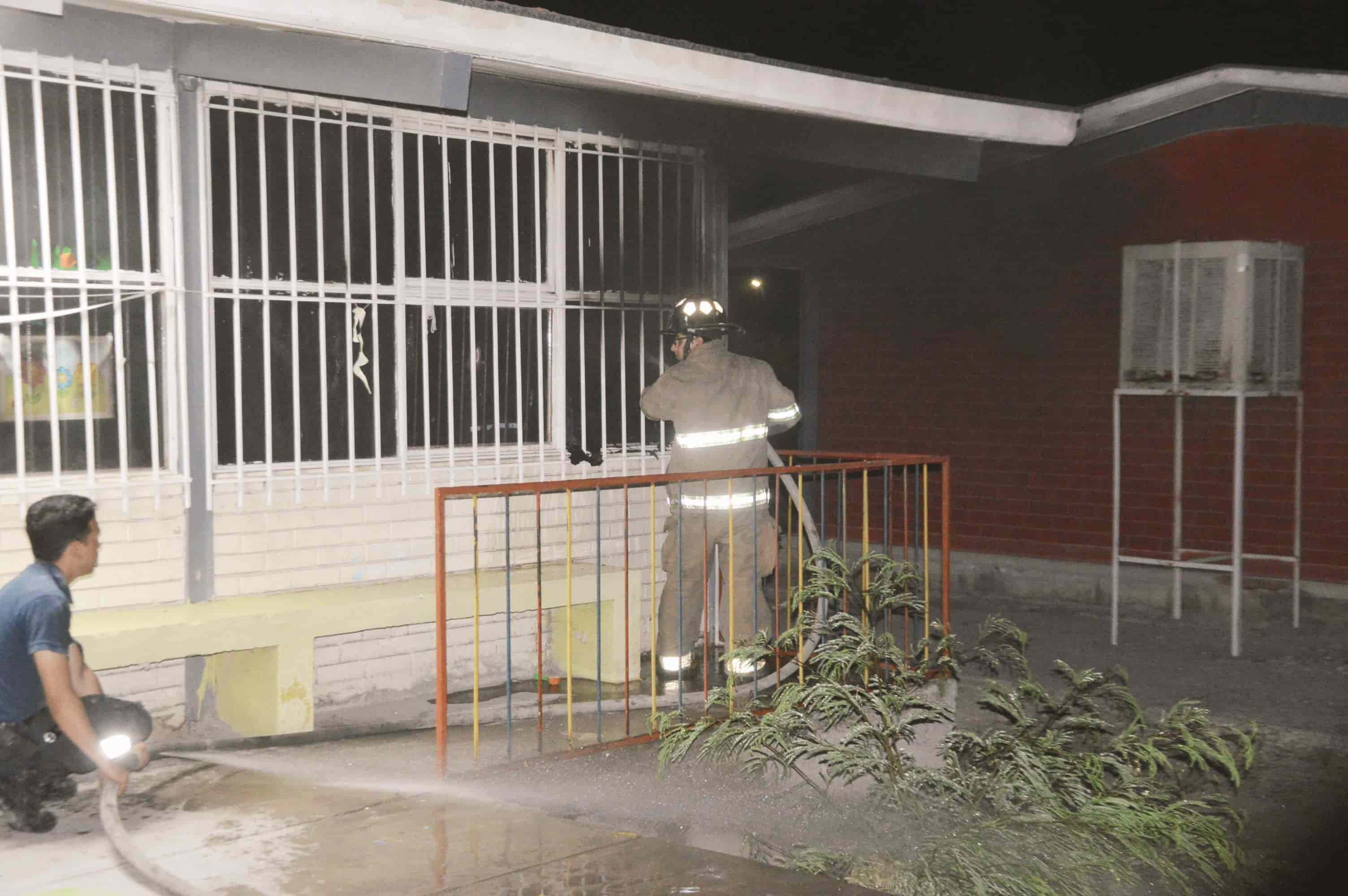 Se incendia salón de jardín de niños