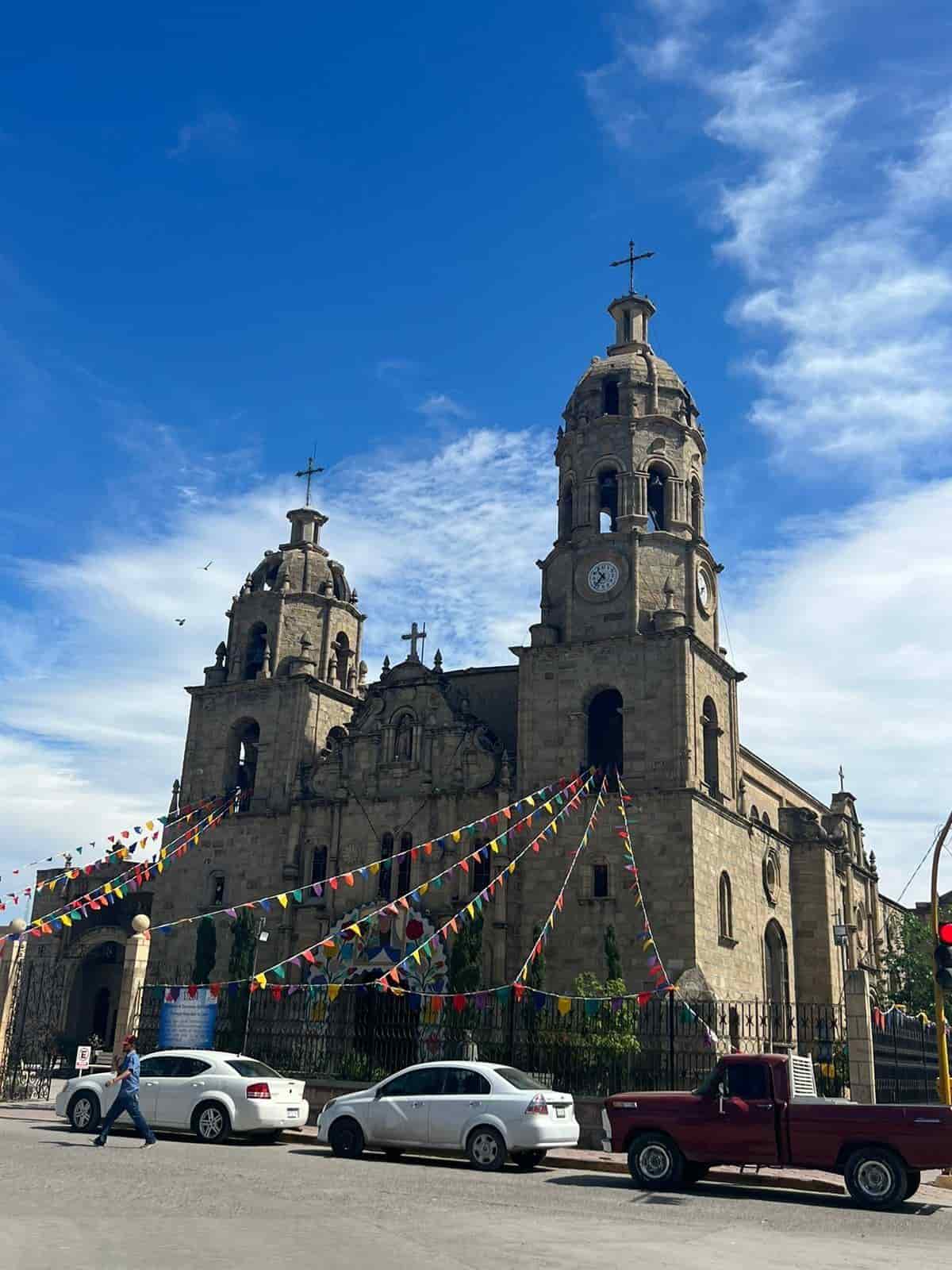 Felicitan turistas A Tania Flores