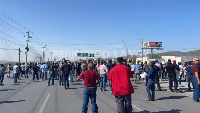 Toman trabajadores de AHMSA la Carretera 57 