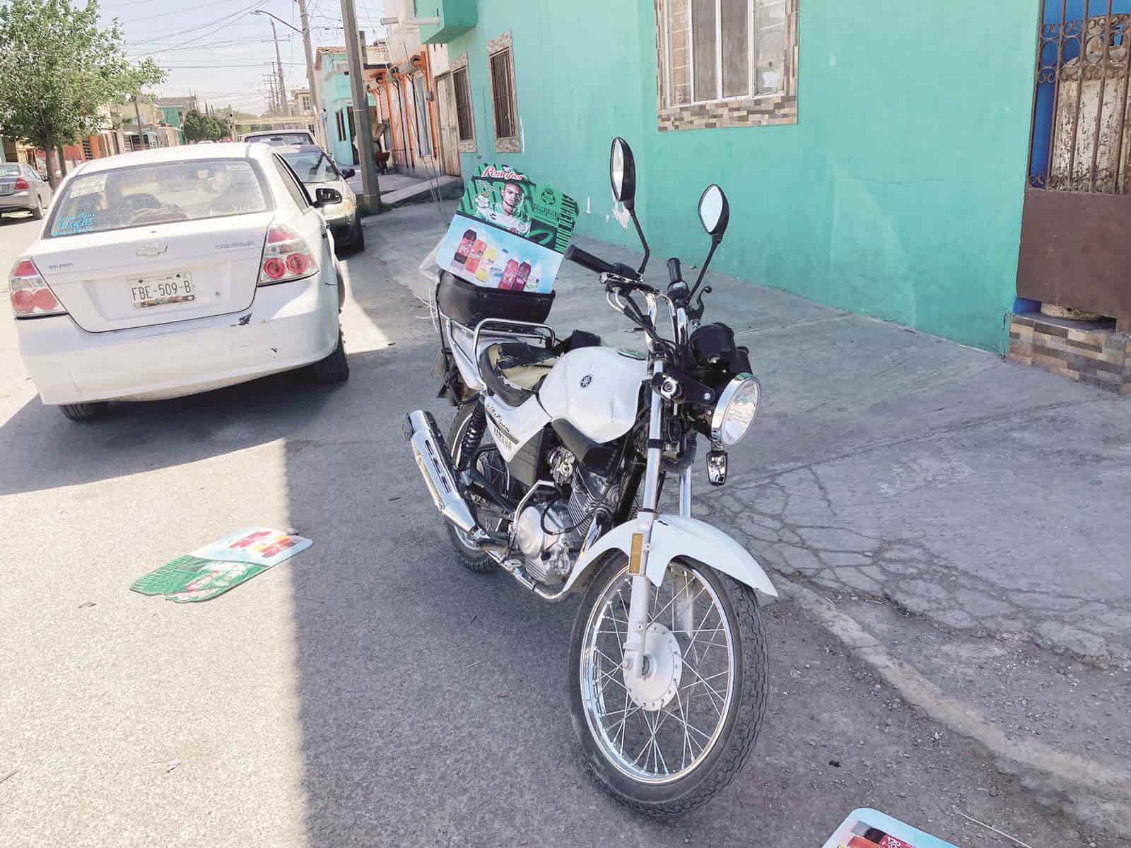 Estampa moto en automóvil