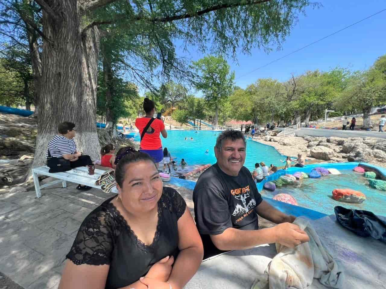 Felicitan turistas A Tania Flores