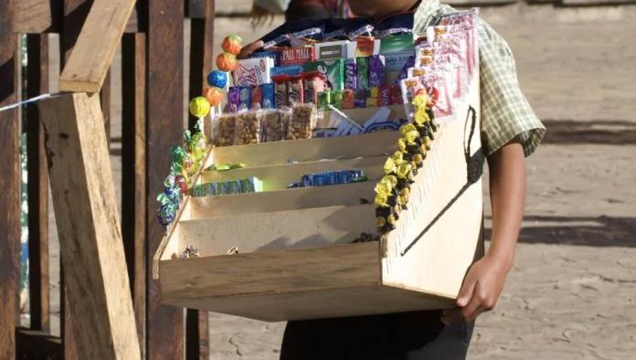 Conmueve niño que fue captado vendiendo dulces en la calle mientras hacía su tarea