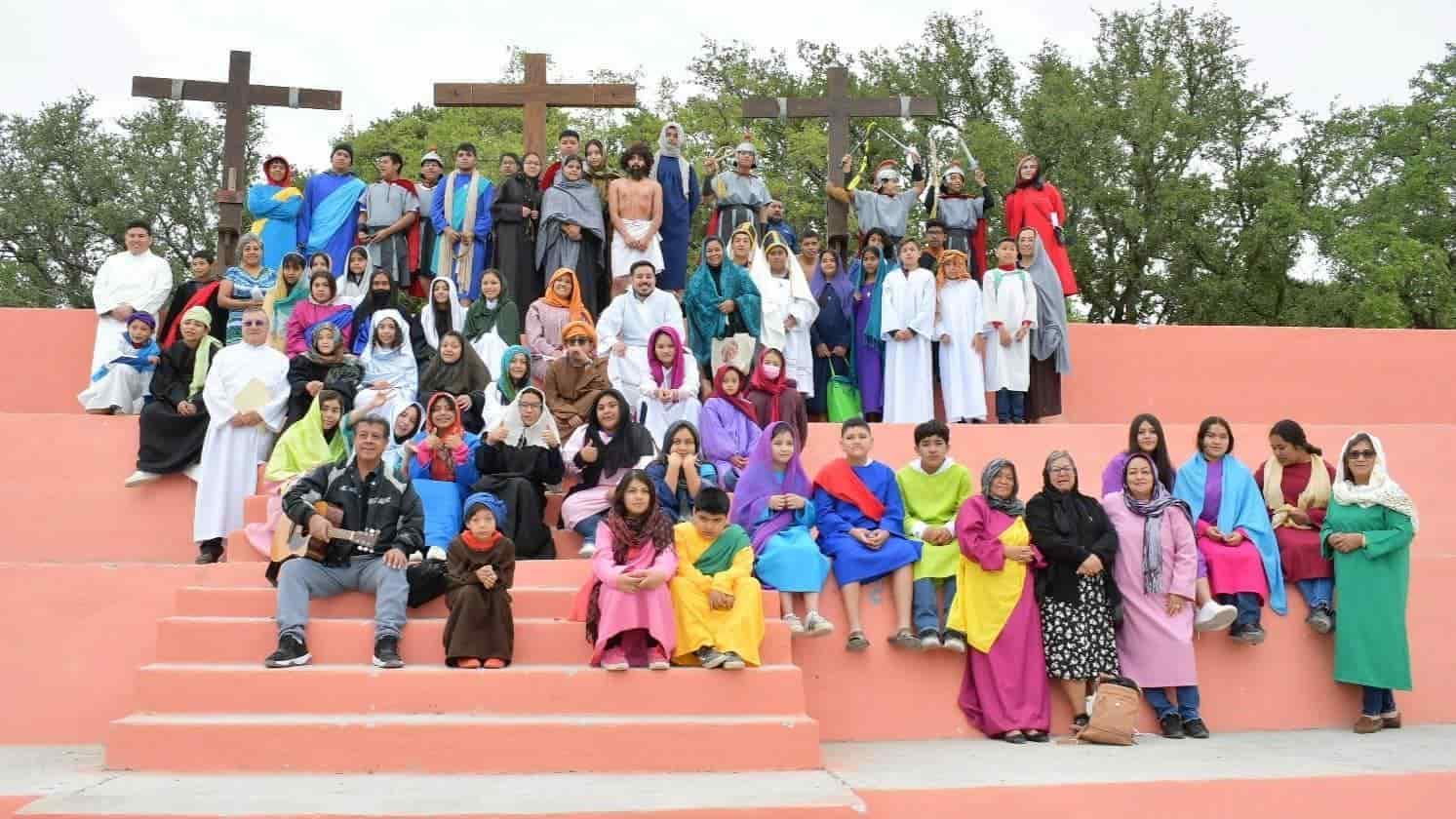 Representan jóvenes crucifixión de cristo