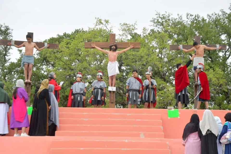 Representan jóvenes crucifixión de cristo