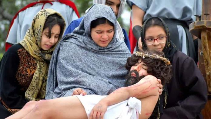 Representan jóvenes crucifixión de cristo