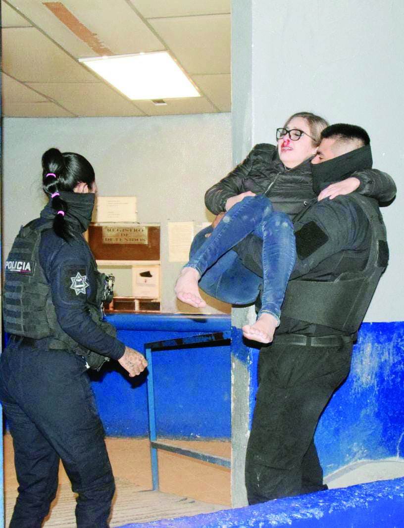 Le revienta nariz frente a su hijo