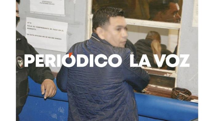 Le revienta nariz frente a su hijo