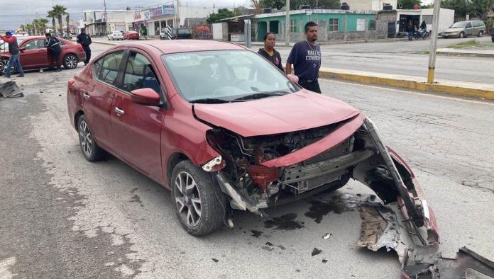 Se avienta vuelta en U y lo chocan