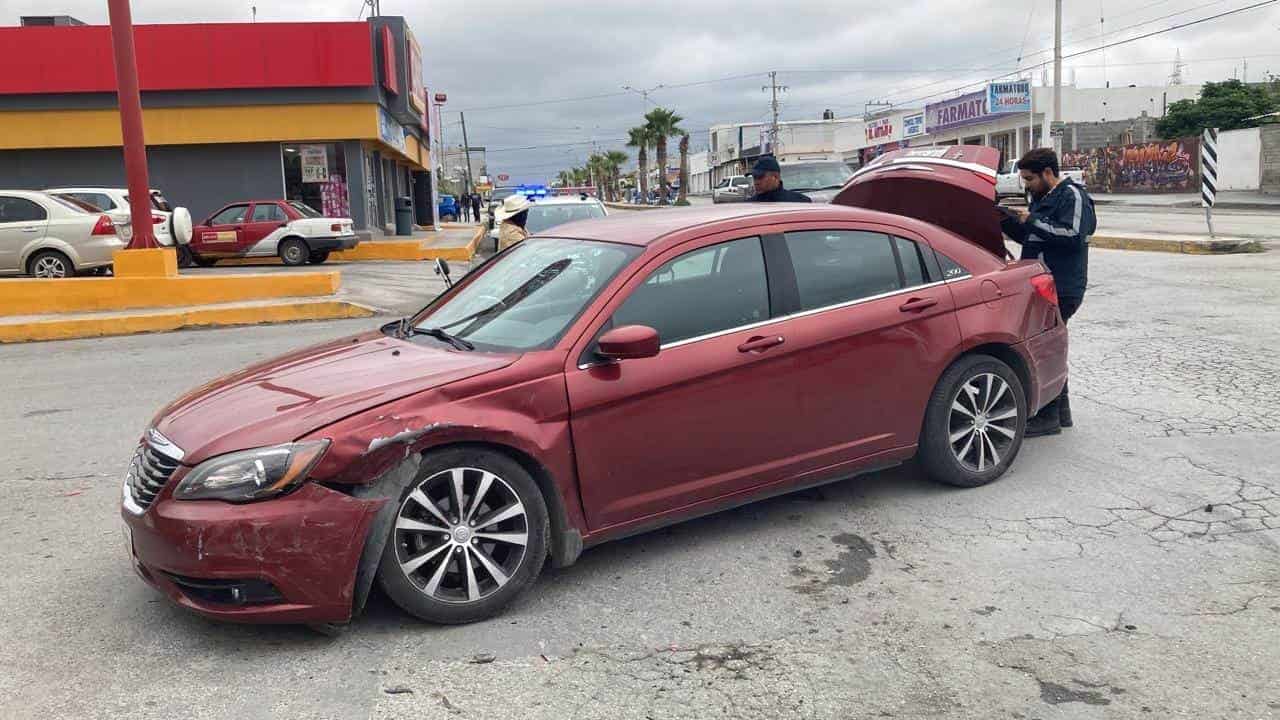 Se avienta vuelta en U y lo chocan