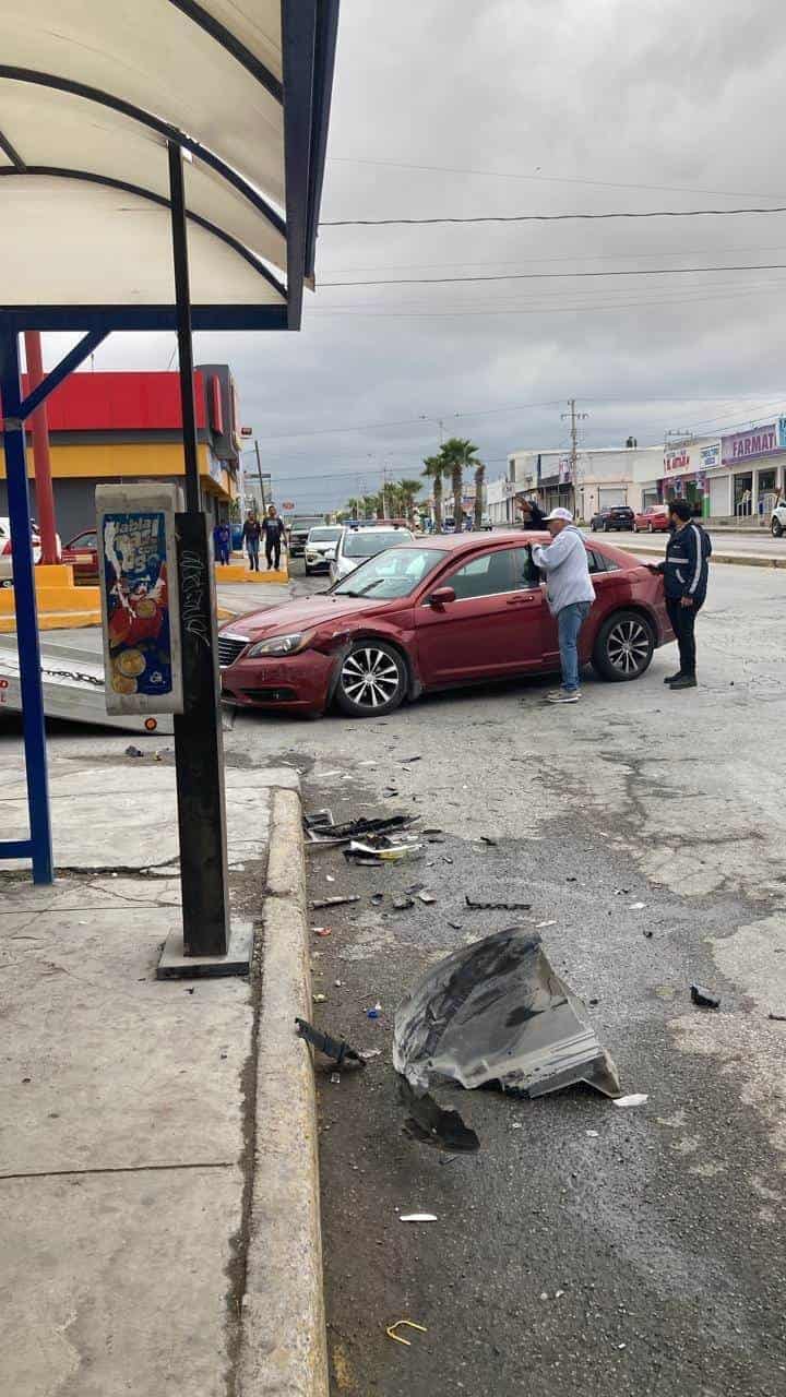 Se avienta vuelta en U y lo chocan