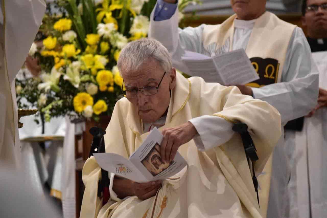 Ya es “Monseñor” El Padre Almaraz Ya es “Monseñor” El Padre Almaraz
