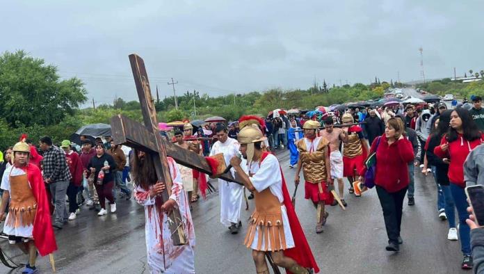 Reviven católicos Viacrucis en Palaú