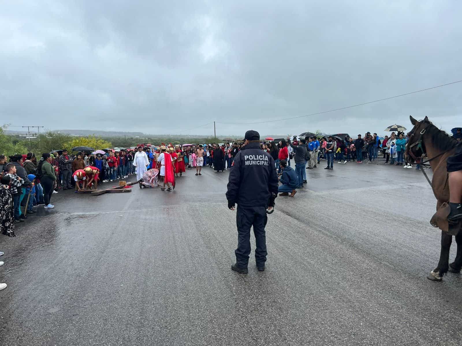Reviven católicos Viacrucis en Palaú