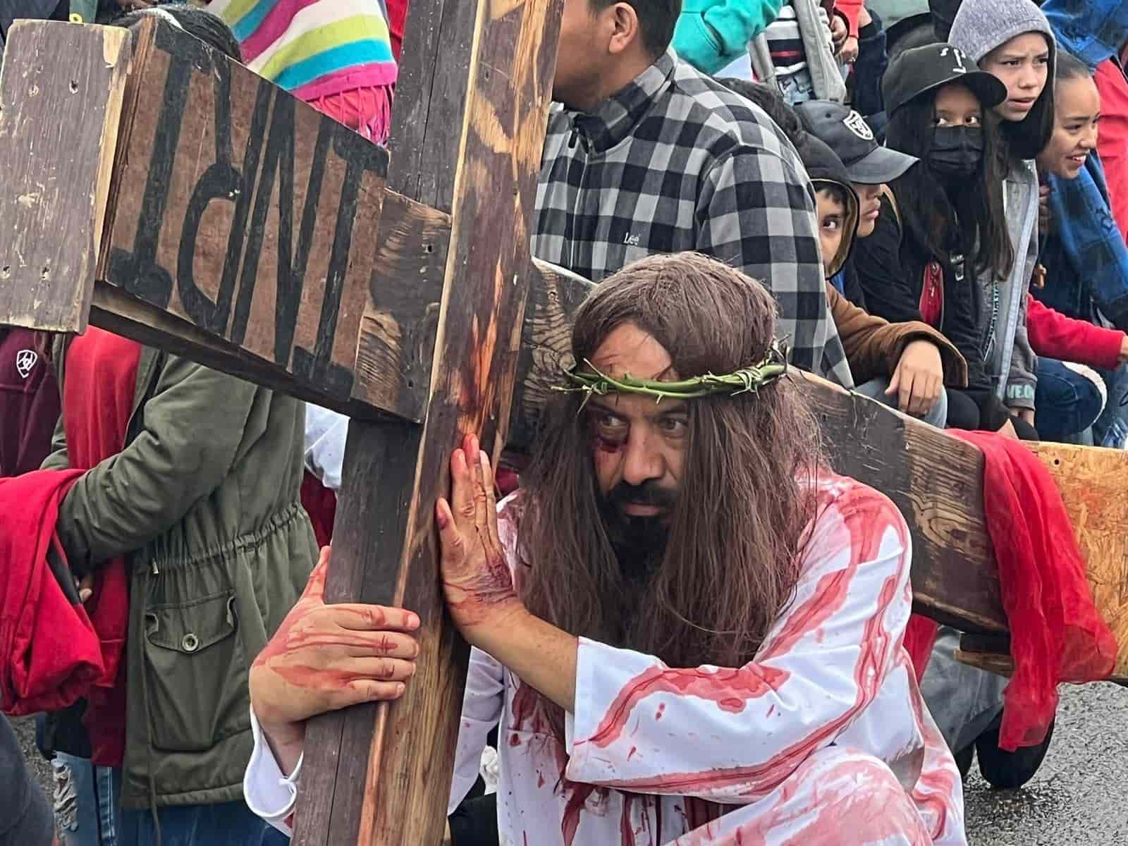 Reviven católicos Viacrucis en Palaú