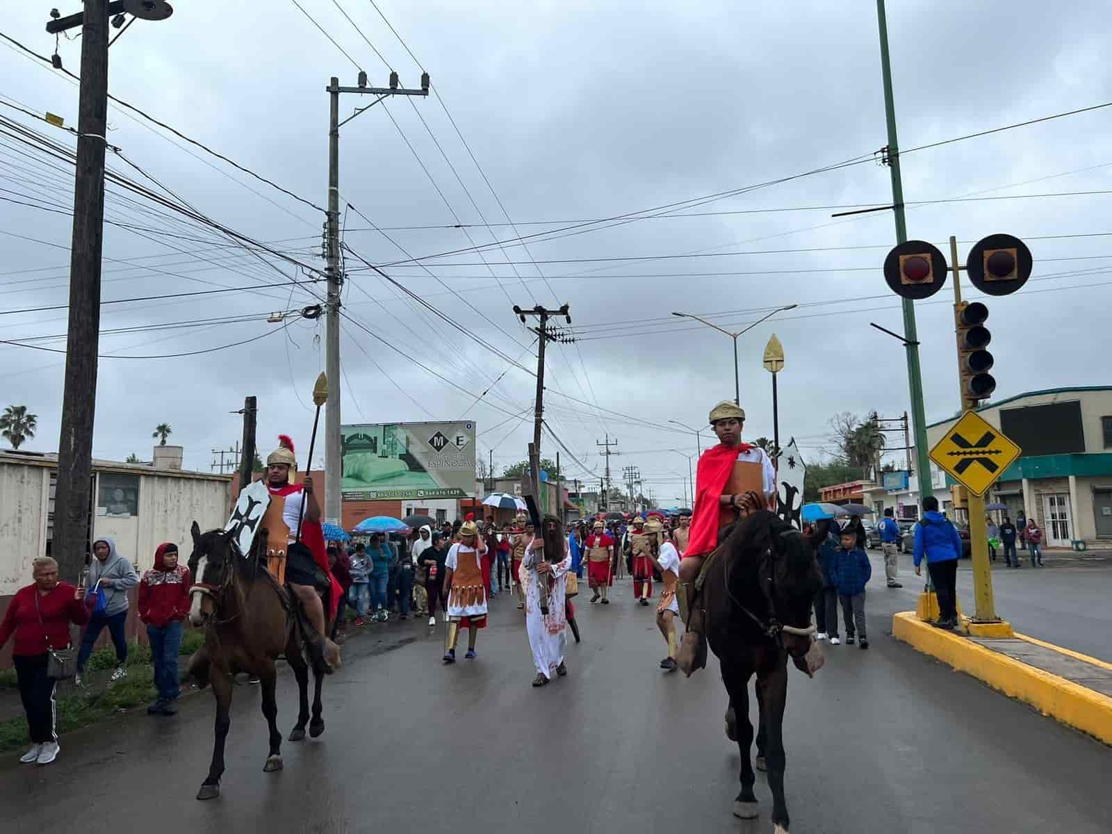 Reviven católicos Viacrucis en Palaú