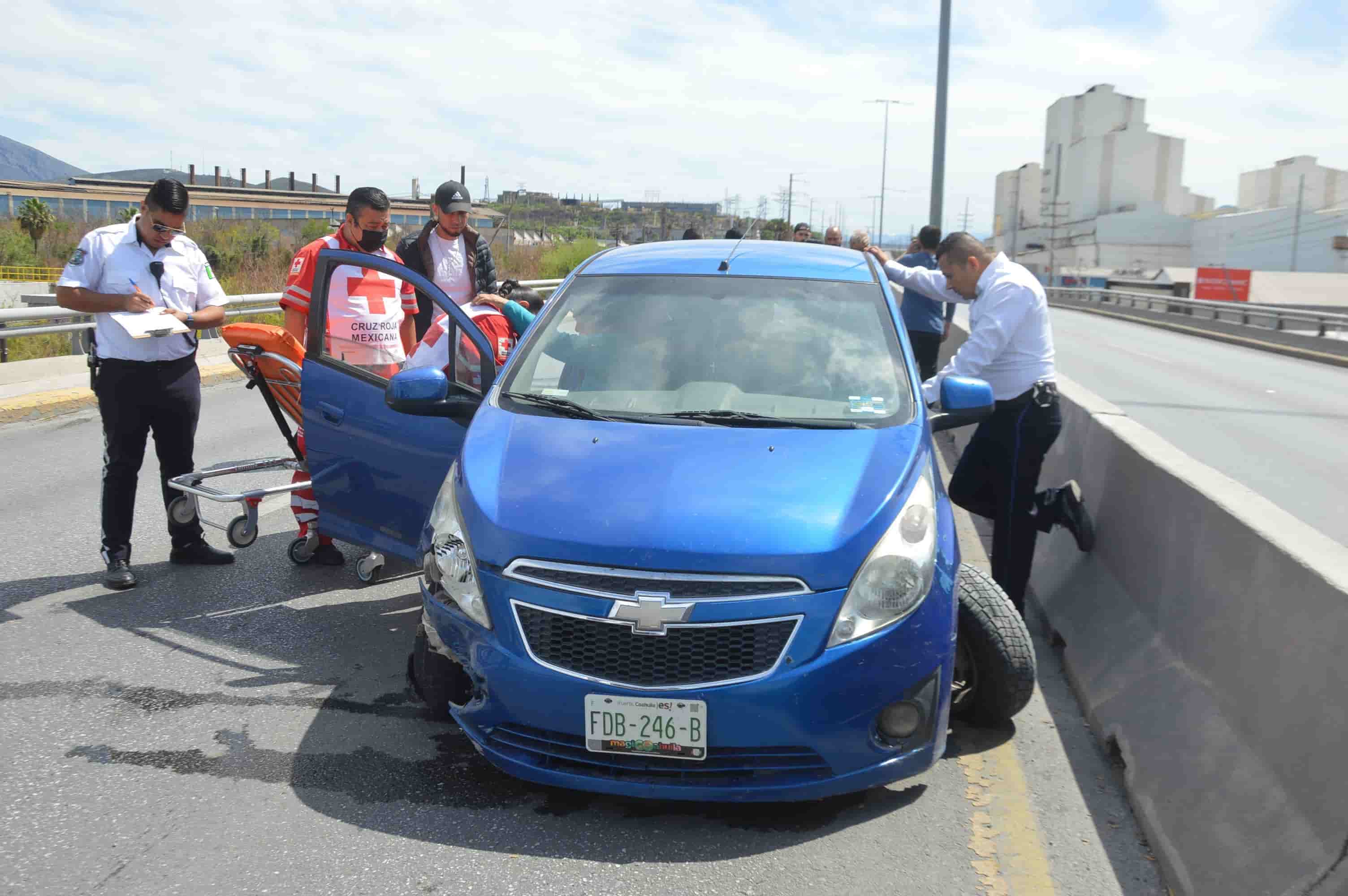 Lo choca Jeep y ‘rebota’ en puente