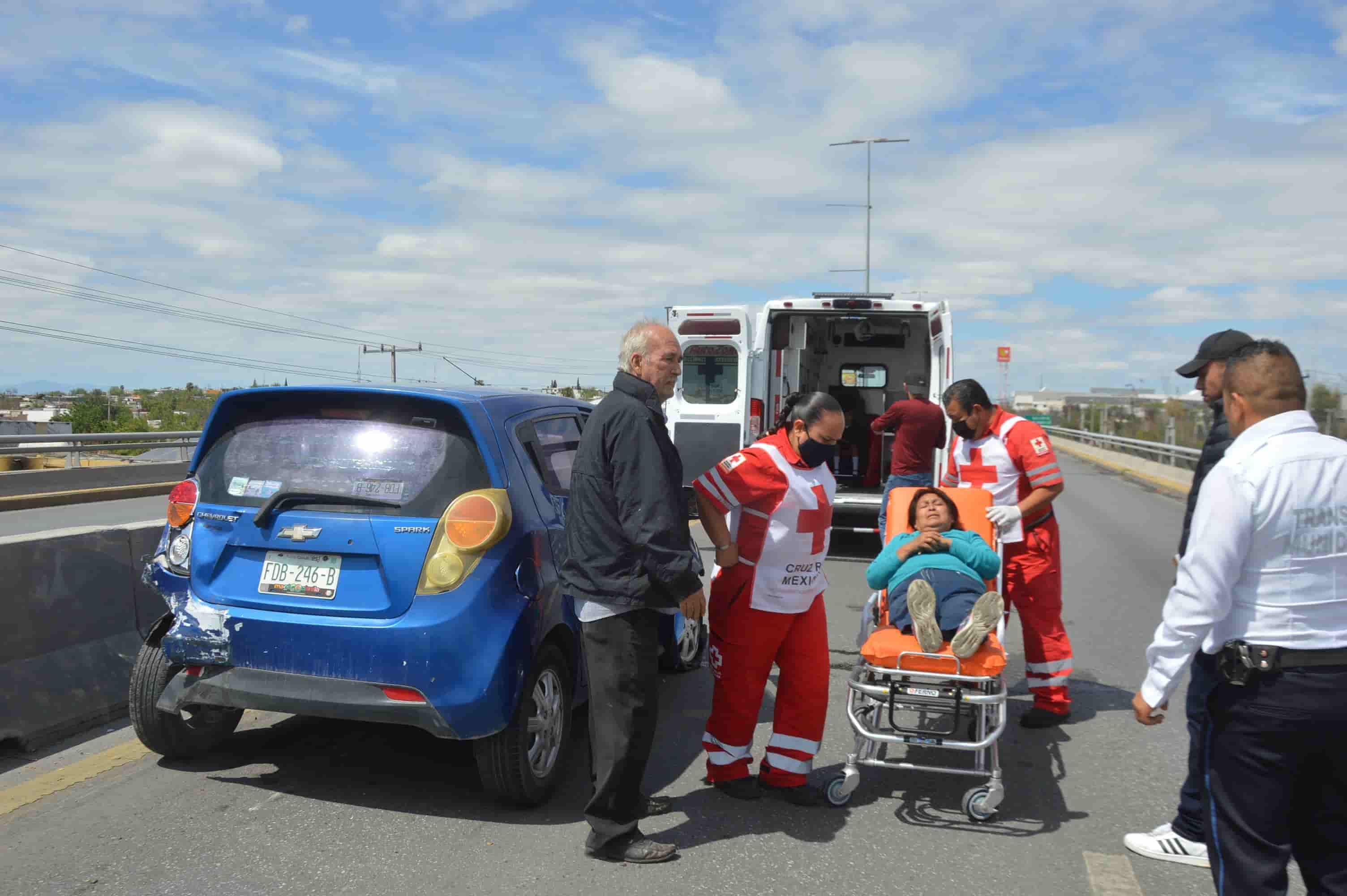 Lo choca Jeep y ‘rebota’ en puente