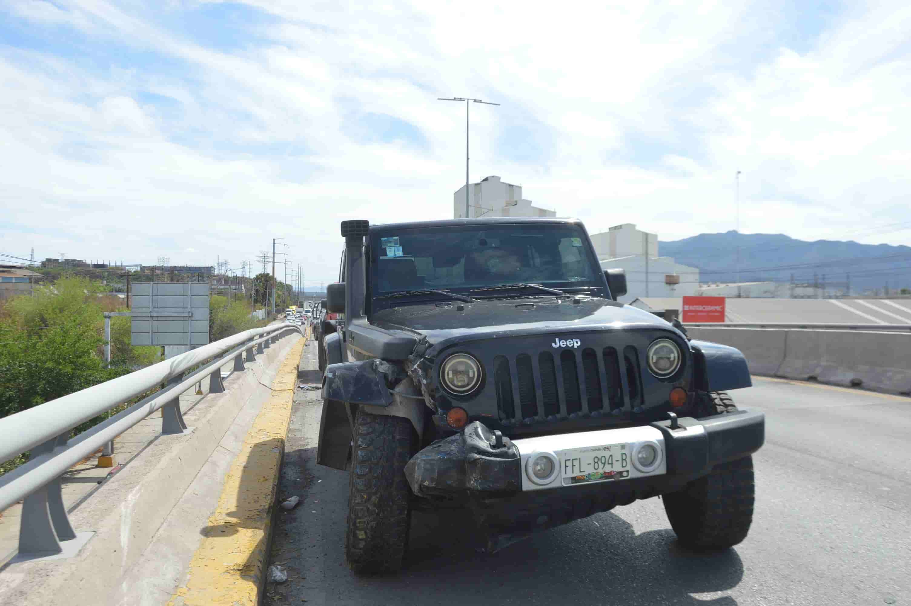 Lo choca Jeep y ‘rebota’ en puente