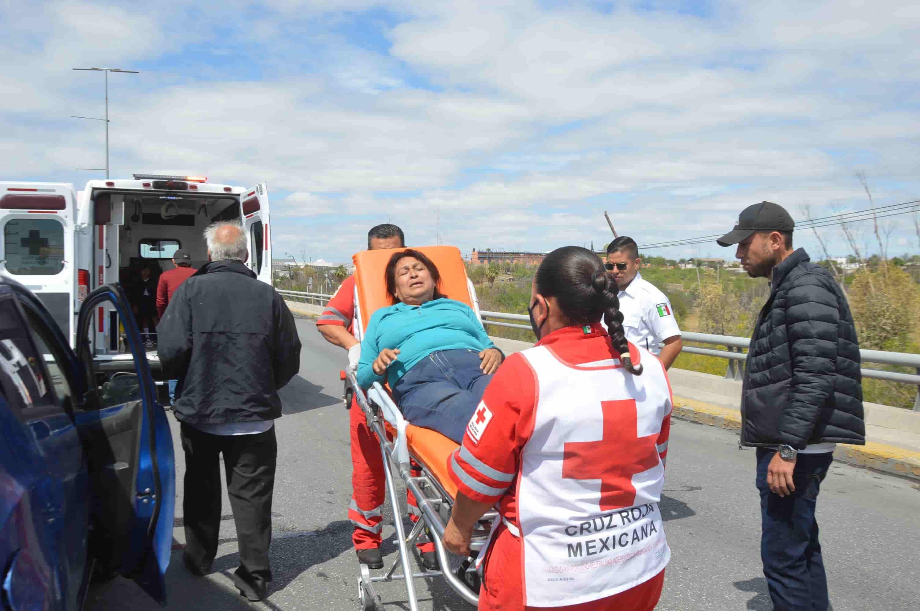 Lo choca Jeep y ‘rebota’ en puente