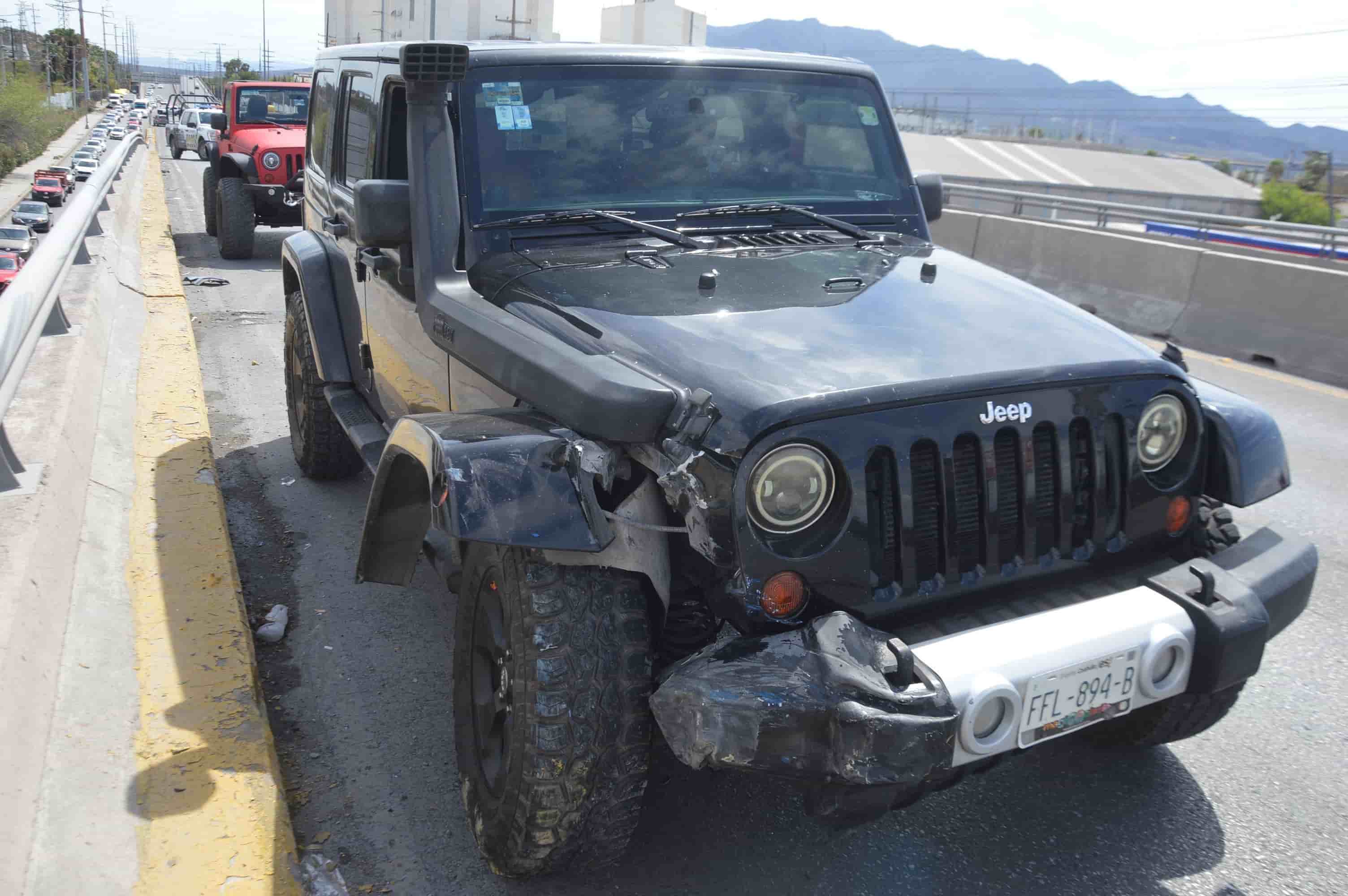 Lo choca Jeep y ‘rebota’ en puente