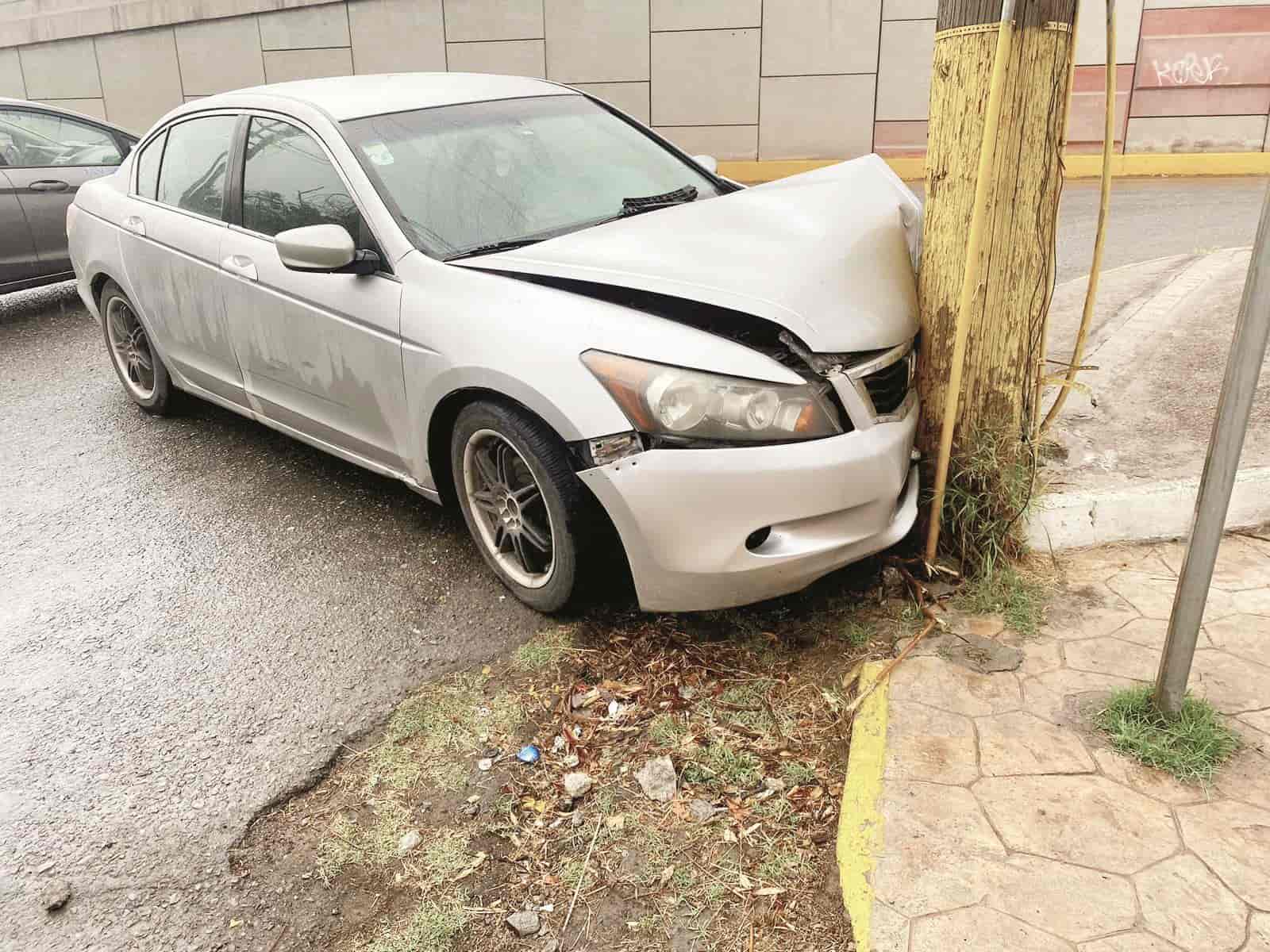 Incrusta automóvil En poste de madera