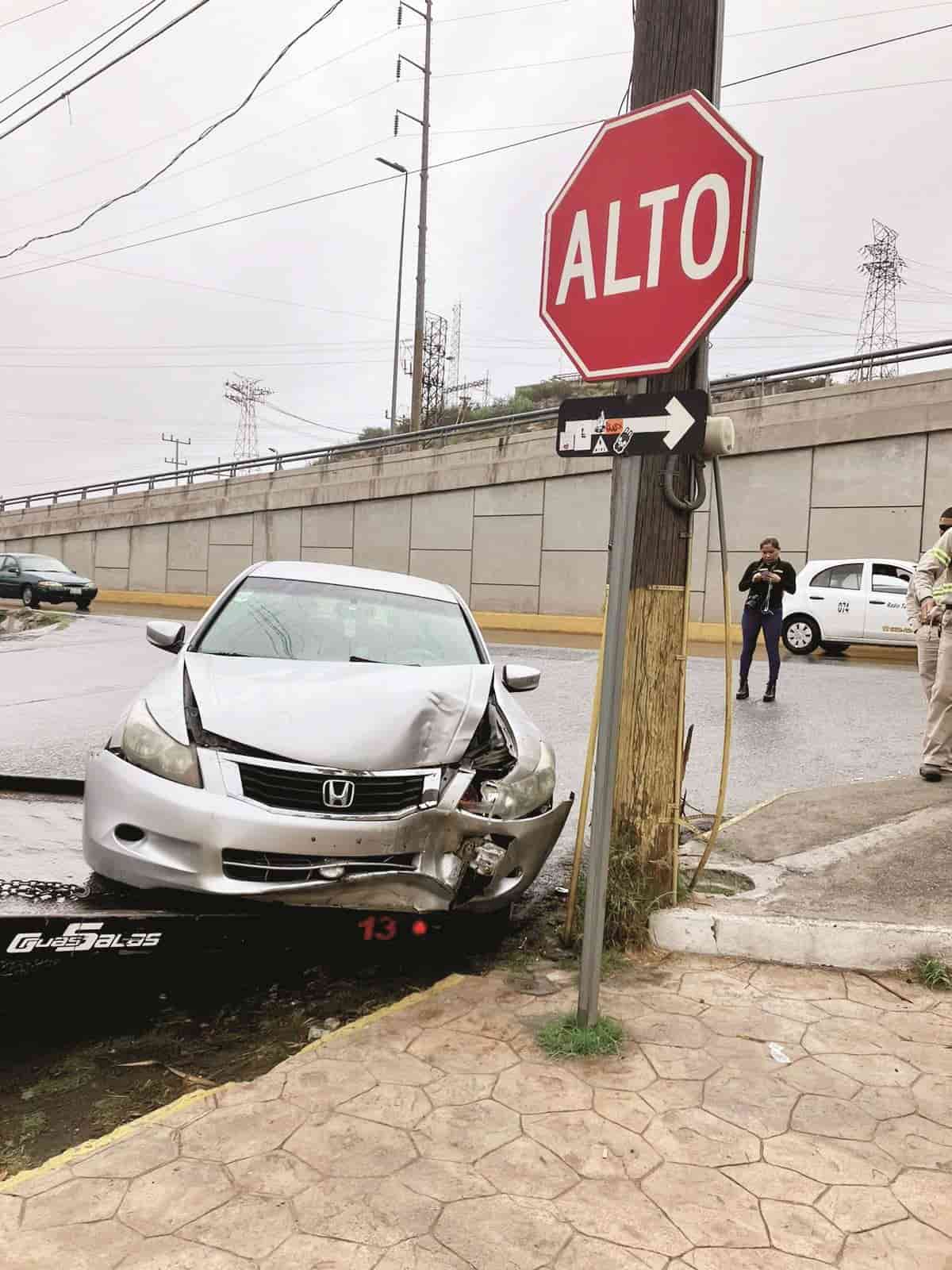 Incrusta automóvil En poste de madera