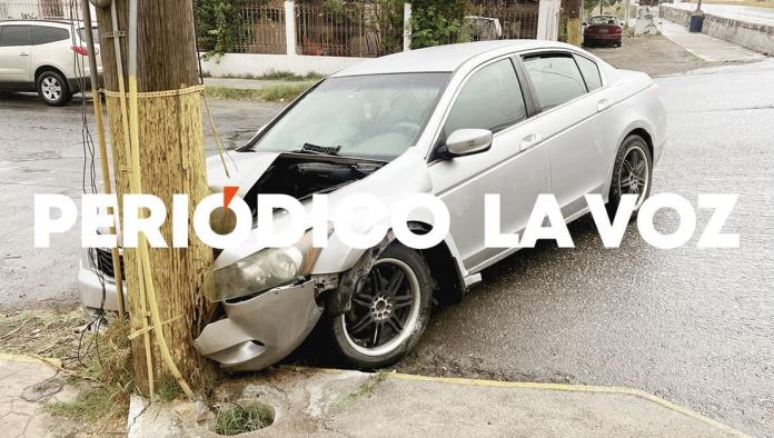 Incrusta automóvil En poste de madera