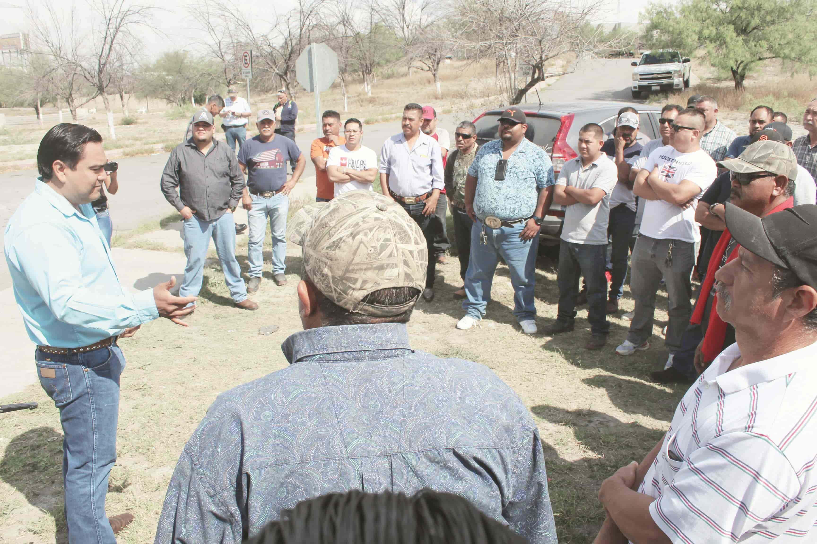 Demandan pago los de confianza