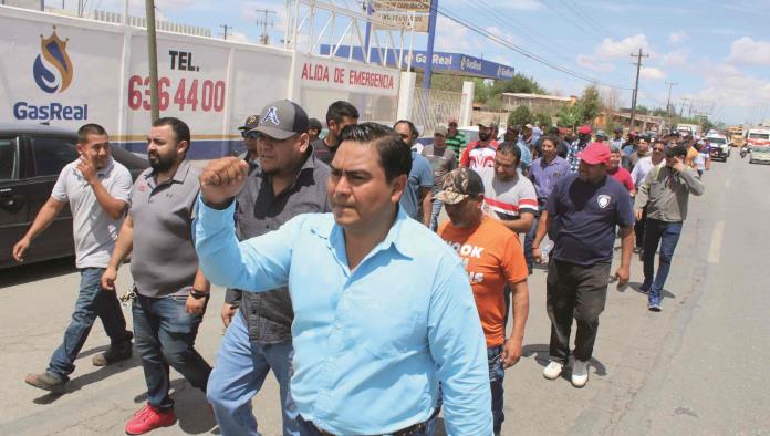 Demandan pago los de confianza