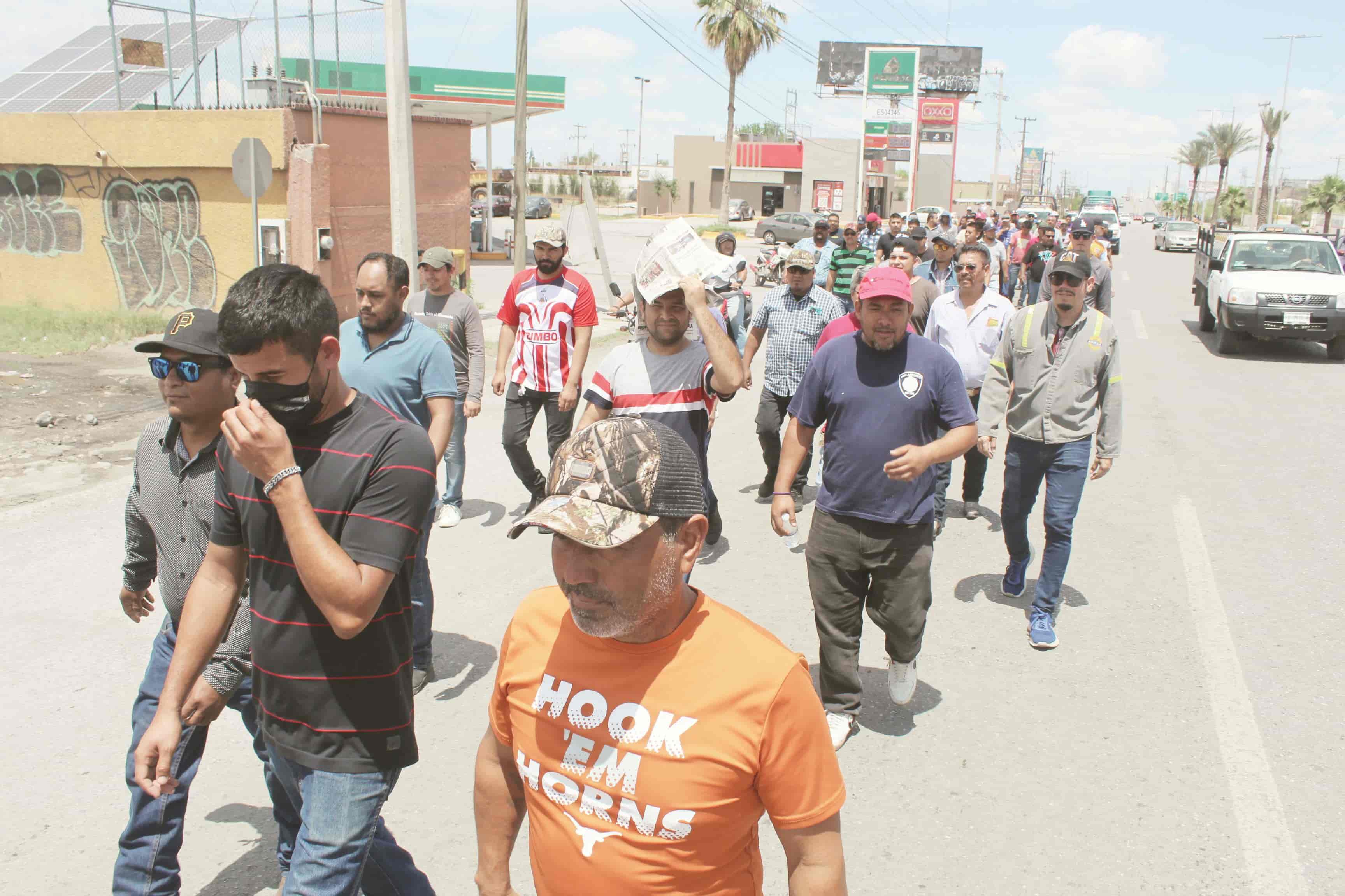 Demandan pago los de confianza