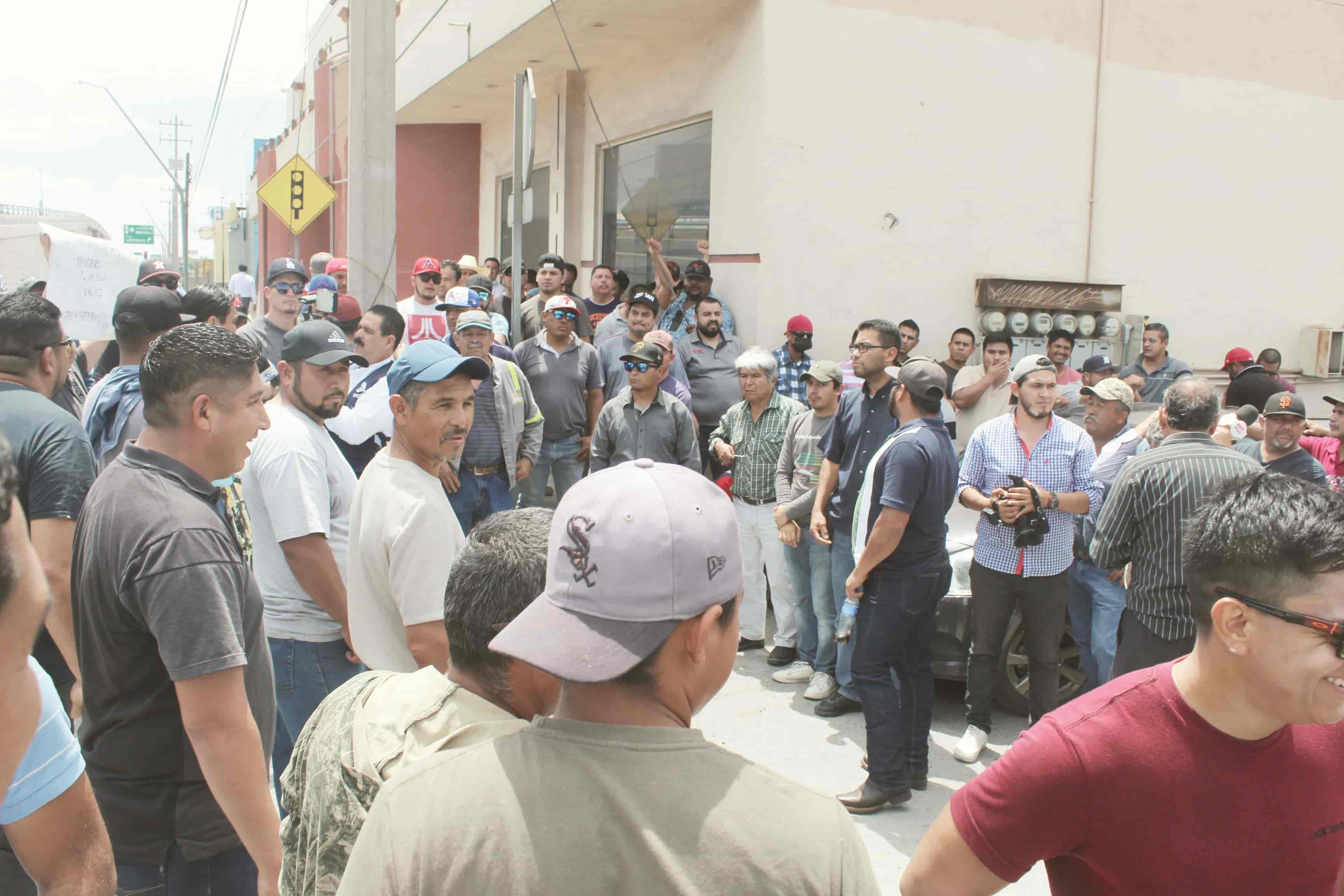 Demandan pago los de confianza