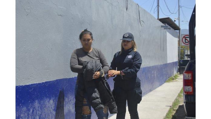 Arremete venezolana con personal del INM