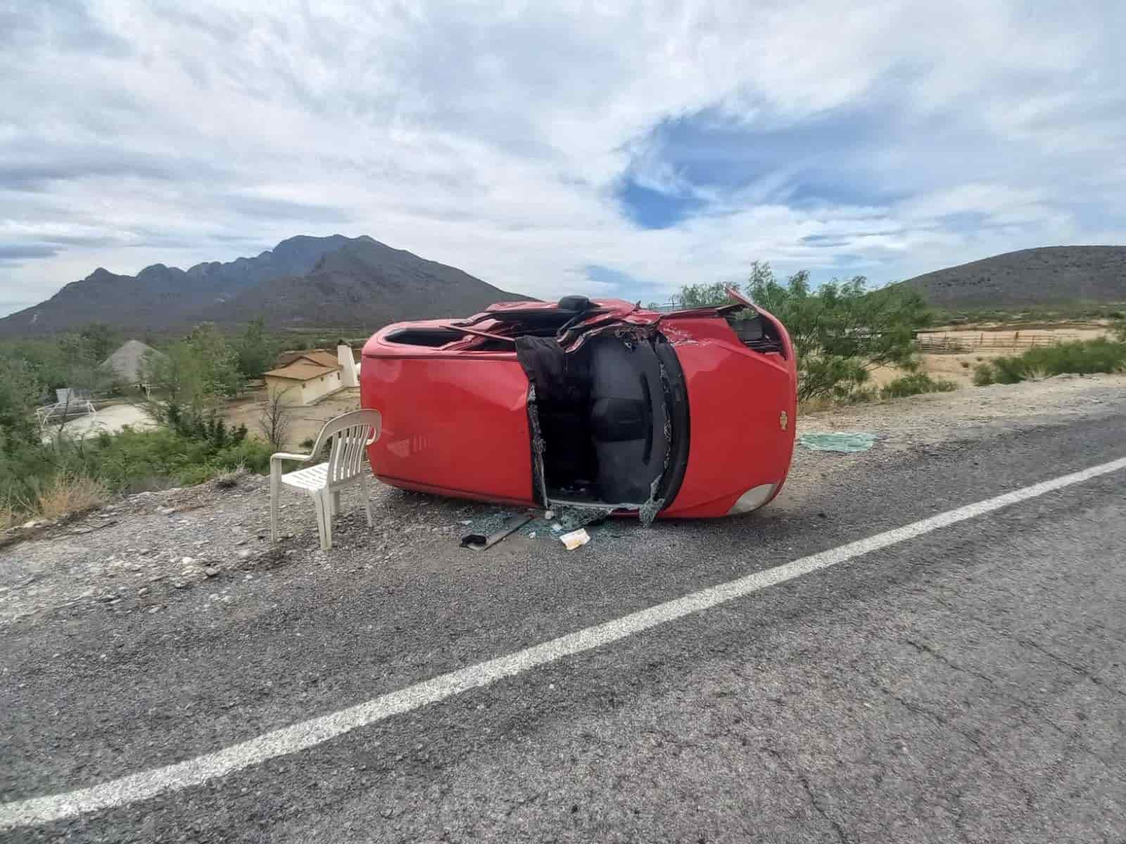 ¡Coletazo y vuelcan!