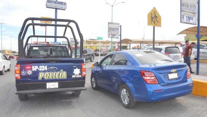 Invade carril y lo chocan